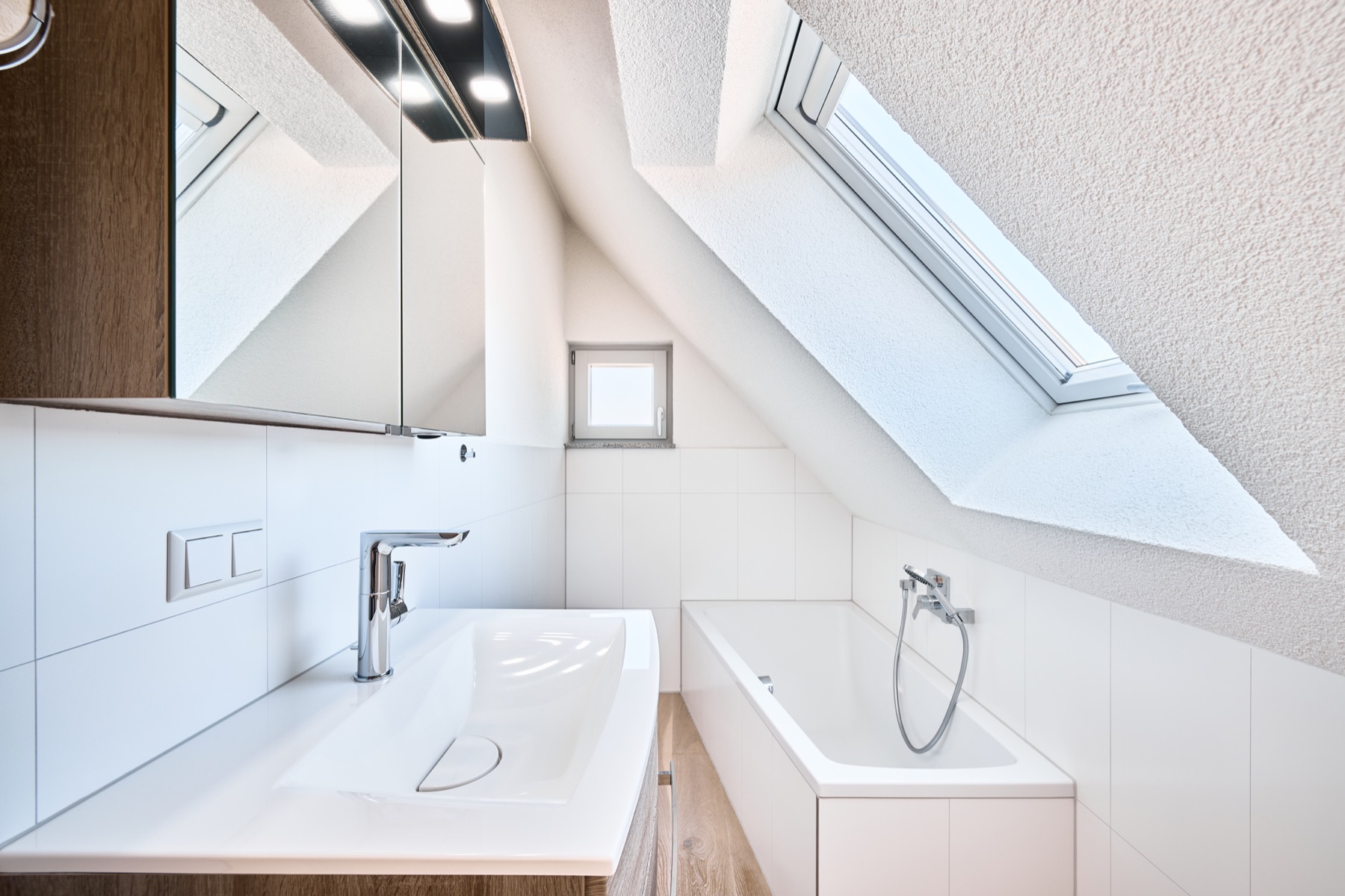 Helles modernes Badezimmer unter einer Dachschräge in Eningen