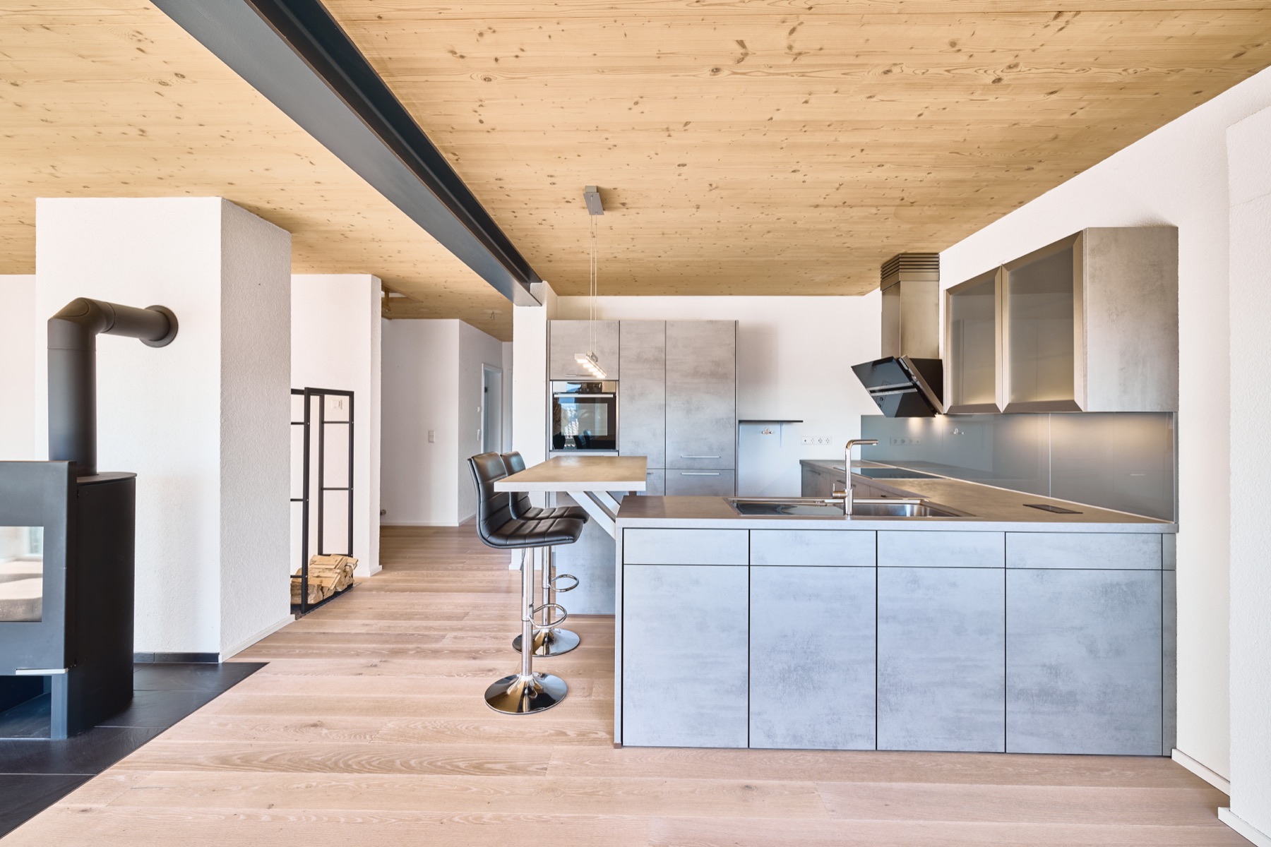 Professionell fotografierte moderne Küche mit Holzdecke in Eningen